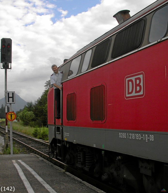 Bahn 142.jpg - Bahnhof Fischen. Der Lokführer wartet auf das Abfahrtsignal vom Zugschaffner.